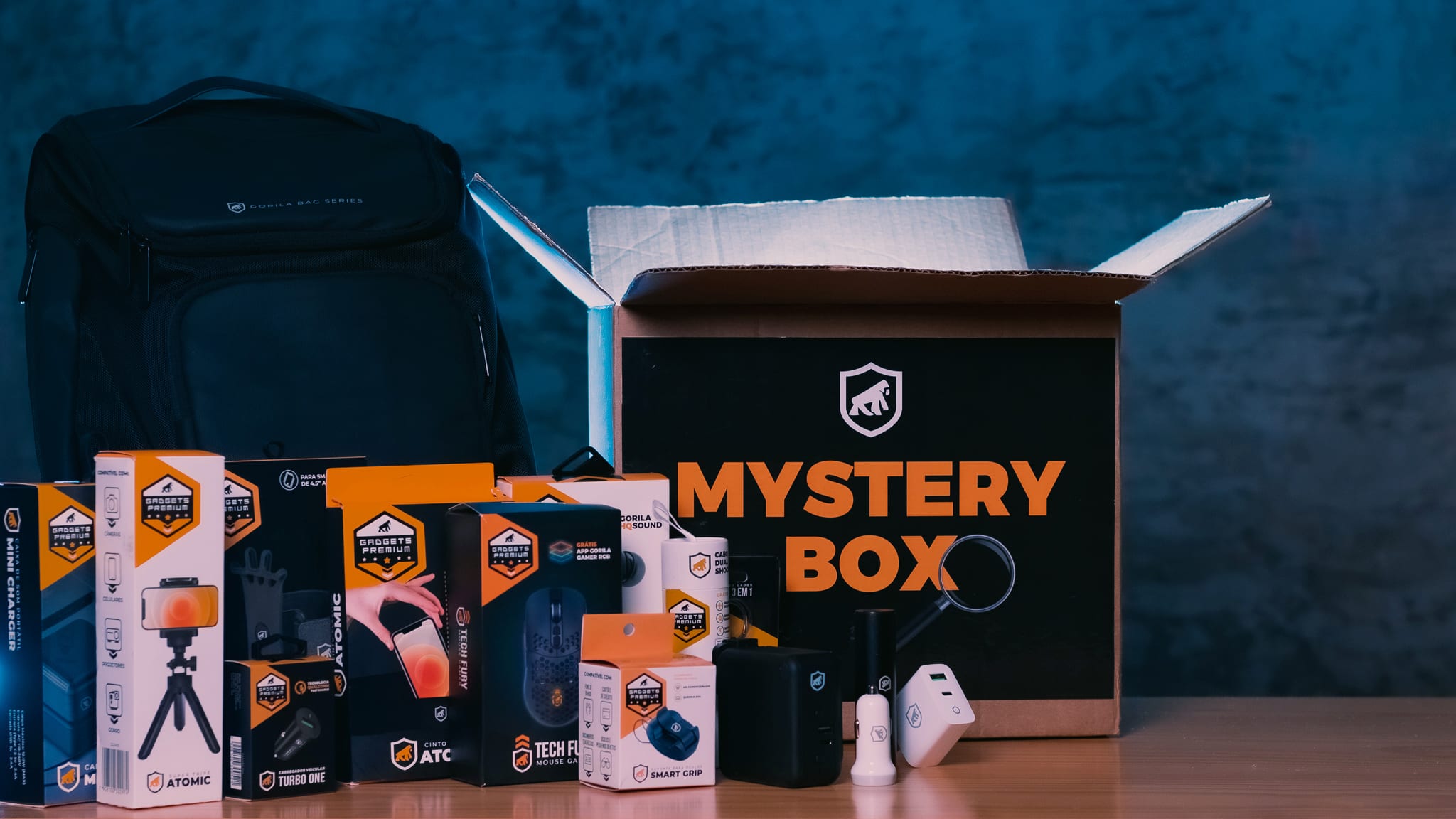Mesa com mystery box da GShield e vários produtos