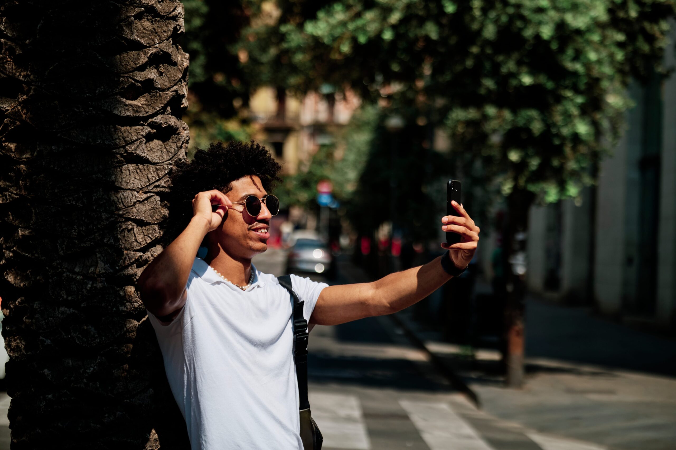 homem negro tirando foto na rua