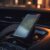 Celular em suporte veicular dentro do carro com mapa de gps na tela